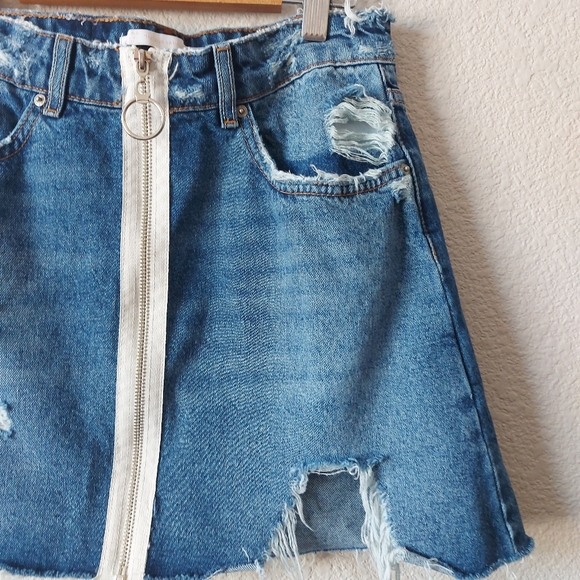 Zara Trafalve Denimwear Distressed Exposed Zipper Jean Skirt Size Small Festival - Picture 3 of 7